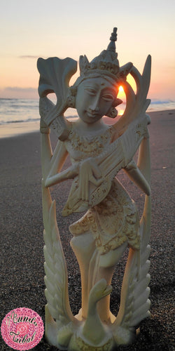 figura escultura artesanía madera bali saraswati